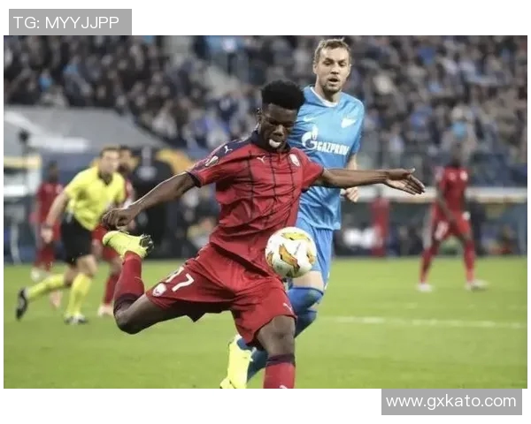 全球足球一线球星新赛季表现分析与未来转会动向全景解读